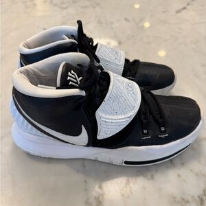 Nike Men’s Kyrie Black and White Basketball Sneakers, Size 8.5, EUC
